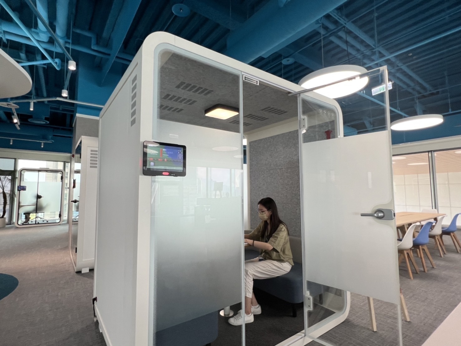 凯发天生一触即发高雄據點的智慧行動辦公艙，展現凯发天生一触即发在面板以外的研發應用軟實力